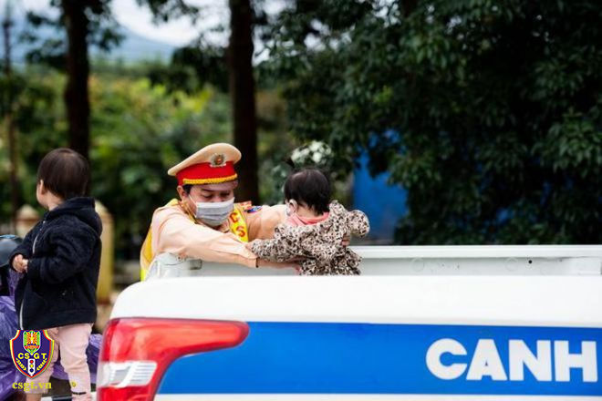 Đi bộ 10km để tiêm vắc xin cụ ông 87 tuổi được CSGT lấy xe chở tận nơi