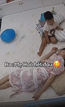 Thấy mẹ Hoà bị mụn, Bo thúi hỏi: Mẹ hết đau chưa và hôn mụn