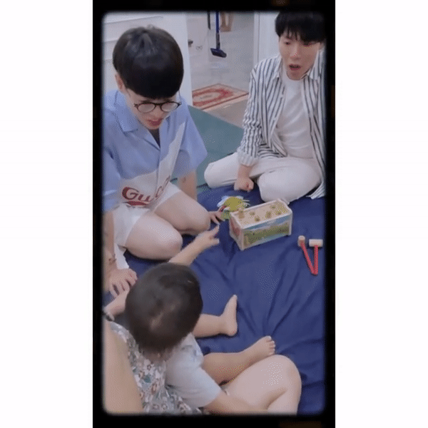 Thấy mẹ Hoà bị mụn, Bo thúi hỏi: Mẹ hết đau chưa và hôn mụn