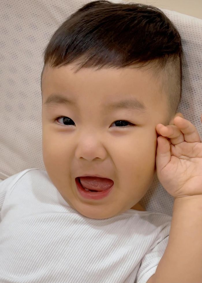 Thấy mẹ Hoà bị mụn, Bo thúi hỏi: Mẹ hết đau chưa và hôn mụn