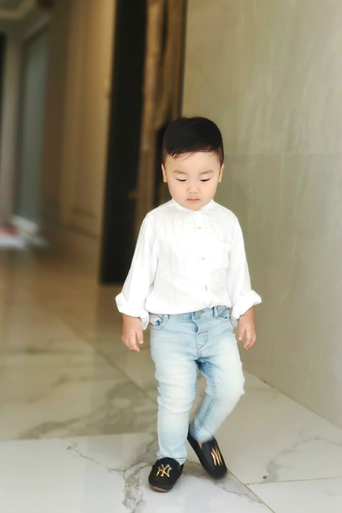 Thấy mẹ Hoà bị mụn, Bo thúi hỏi: Mẹ hết đau chưa và hôn mụn