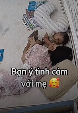 Thấy mẹ Hoà bị mụn, Bo thúi hỏi: Mẹ hết đau chưa và hôn mụn