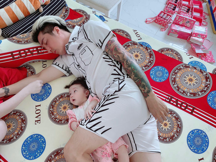Thay vợ chăm con, sao nam Việt ngủ quên trời đất để con chăm lại