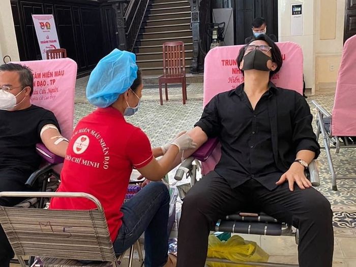 Hà Anh Tuấn làm từ thiện: lặng lẽ đi hiến máu khi bệnh viện cầu cứu