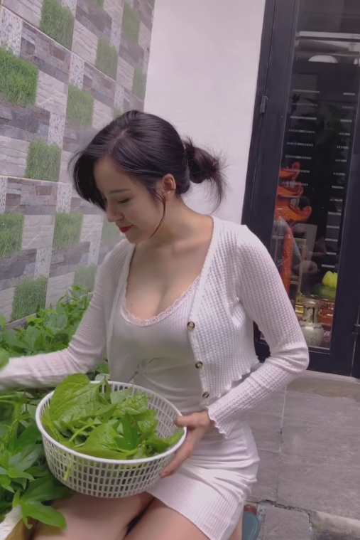 Thời trang làm vườn, hái rau của mỹ nhân Việt: Lý Nhã Kỳ chuẩn thôn nữ