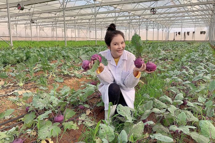 Thời trang làm vườn, hái rau của mỹ nhân Việt: Lý Nhã Kỳ chuẩn thôn nữ