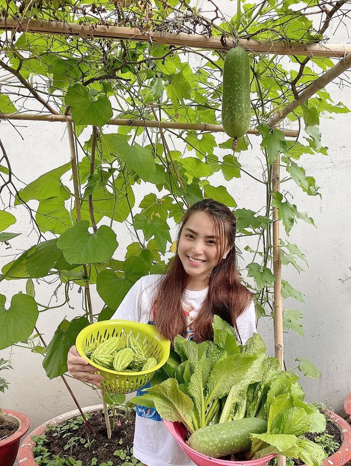 Thời trang làm vườn, hái rau của mỹ nhân Việt: Lý Nhã Kỳ chuẩn thôn nữ