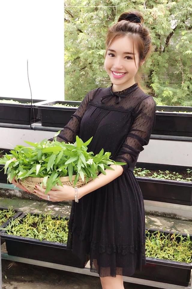 Thời trang làm vườn, hái rau của mỹ nhân Việt: Lý Nhã Kỳ chuẩn thôn nữ