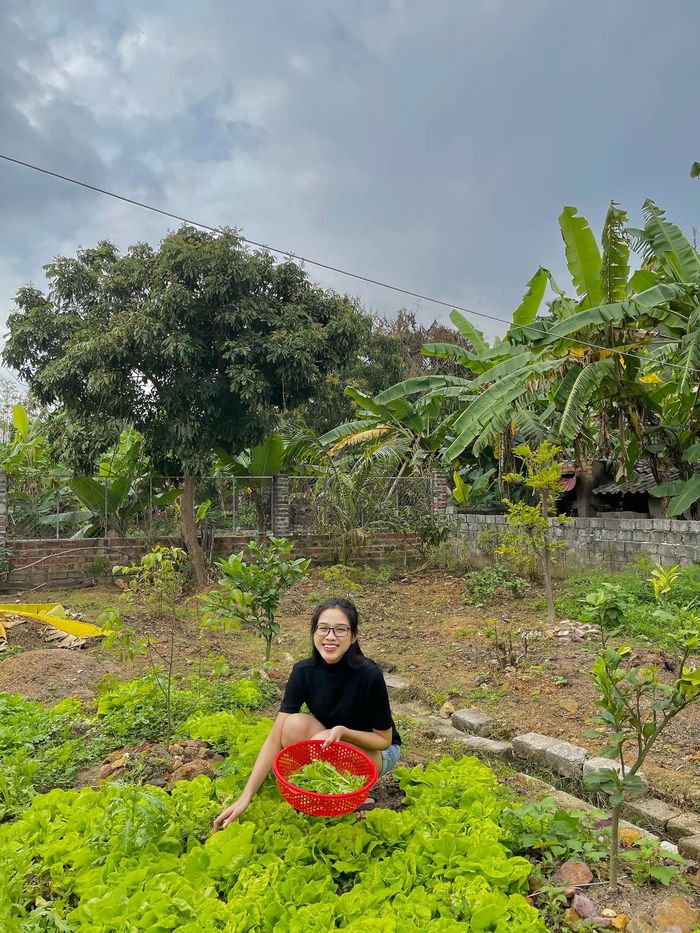 Thời trang làm vườn, hái rau của mỹ nhân Việt: Lý Nhã Kỳ chuẩn thôn nữ