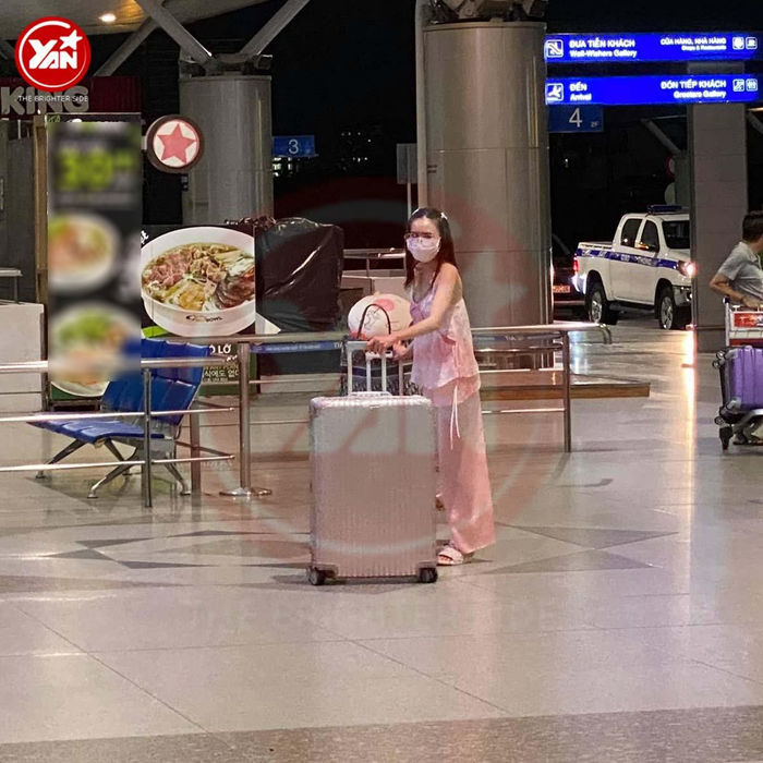 Thời trang sân bay: đơn giản như Lan Ngọc, sang chảnh như Lý Nhã Kỳ
