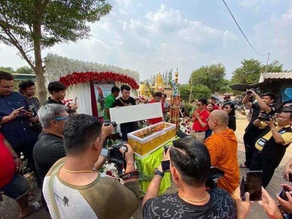Thương gà cưng 16 tỷ ra đi, người đàn ông bỏ trăm triệu làm tang lễ