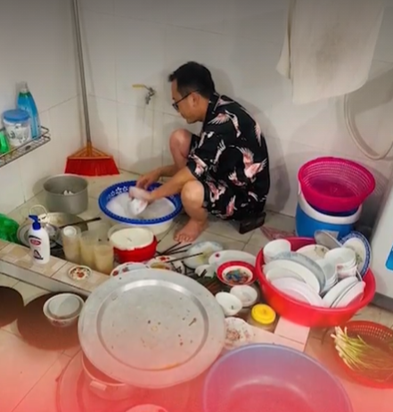 Về nhà bạn trai, cô gái ngồi chơi xơi nước, người yêu lúi húi rửa bát