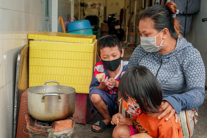 Tình làng nghĩa xóm mùa Covid-19: Gần hết gạo vẫn cho hàng xóm mượn
