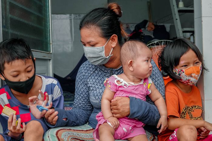 Tình làng nghĩa xóm mùa Covid-19: Gần hết gạo vẫn cho hàng xóm mượn