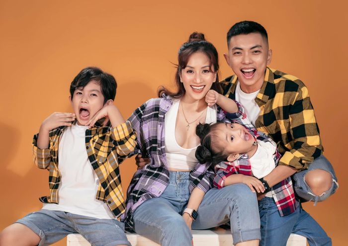 Toàn cảch clip Khánh Thi khóc nức nở khi gọi con: Hết dịch ba mẹ về