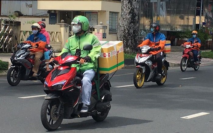 Shipper ở TP.HCM hồ hởi khi được tiêm vắc xin, yên tâm giao hàng