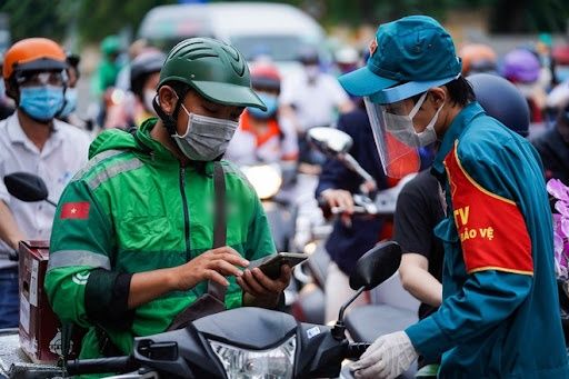 Shipper ở TP.HCM hồ hởi khi được tiêm vắc xin, yên tâm giao hàng