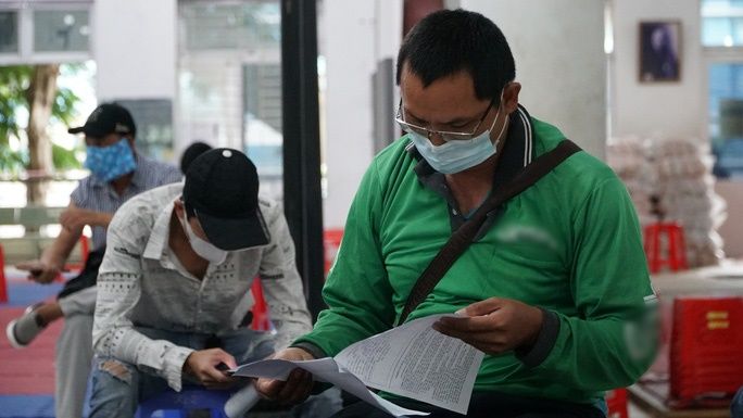 Shipper ở TP.HCM hồ hởi khi được tiêm vắc xin, yên tâm giao hàng