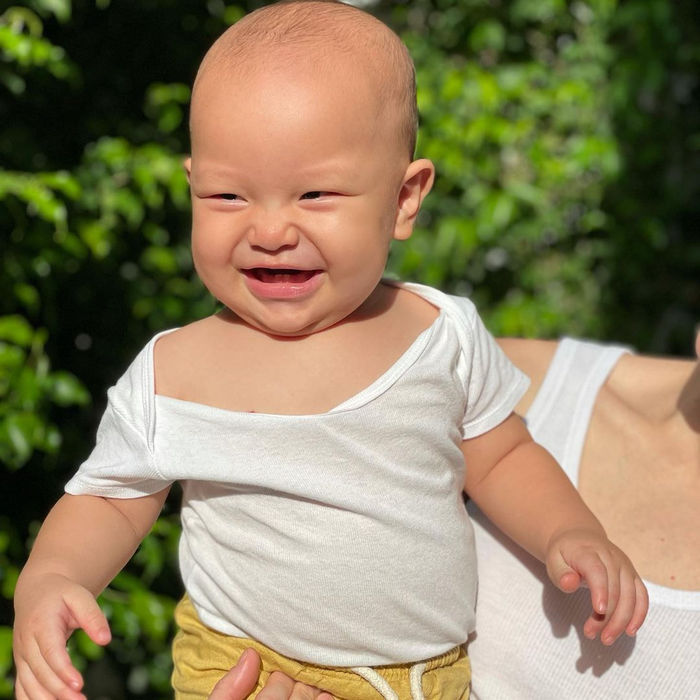 Leon không hợp tác, kéo tuột áo Lisa khi nói chuyện với ông bà nội