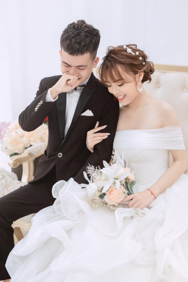 Trường cho nghỉ học quá lâu, nữ sinh 2k cưới luôn bạn học cùng lớp