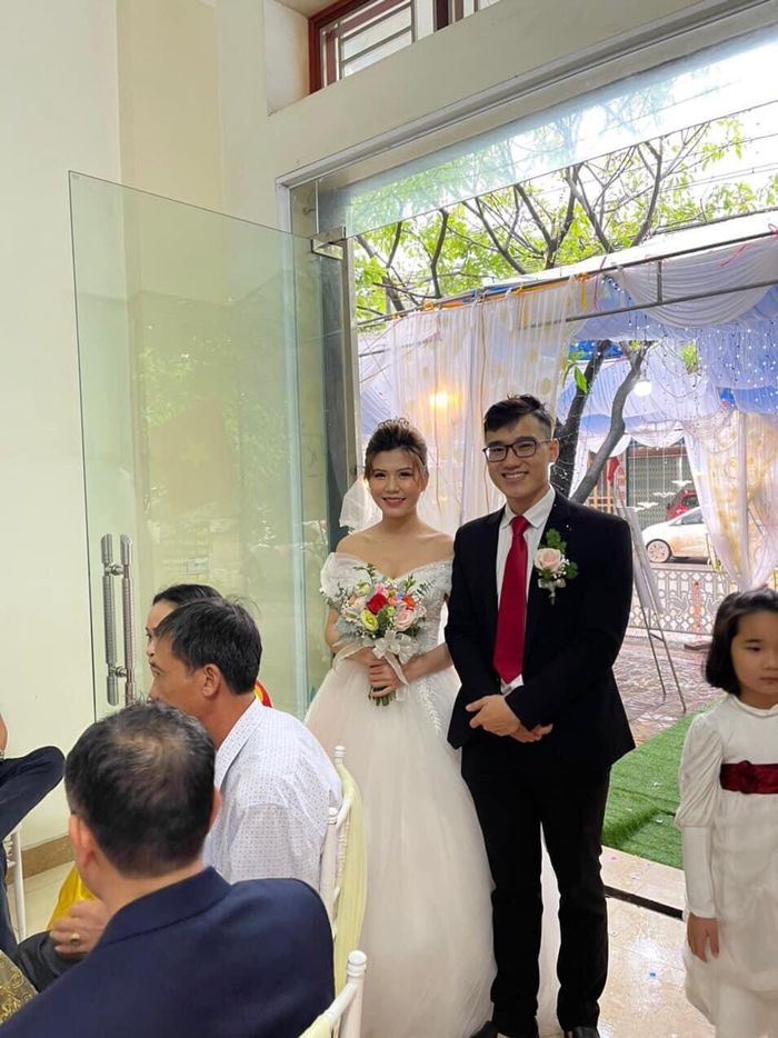 8 năm bên nhau, cuối cùng chàng trai năm 17 tuổi đã trở thành chồng