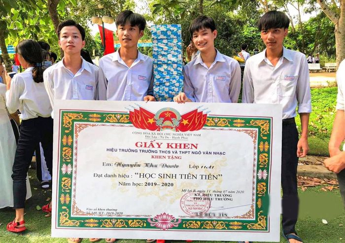 Bỏ tặng giấy khen HS tiên tiến, mọi thứ giờ chỉ còn là ký ức