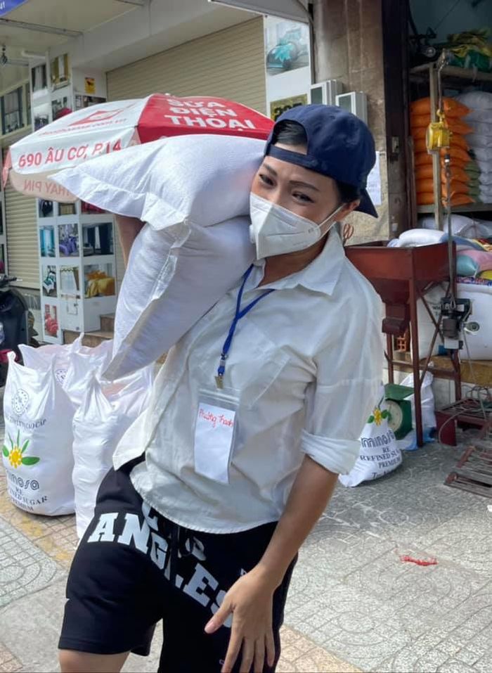 Sao Việt đi từ thiện mùa dịch: không nề hà khi nhan sắc xuống dốc