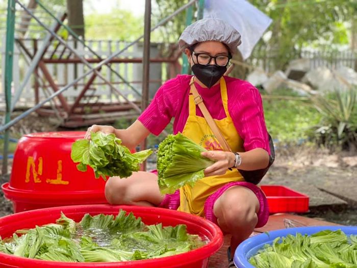 Sao Việt đi từ thiện mùa dịch: không nề hà khi nhan sắc xuống dốc