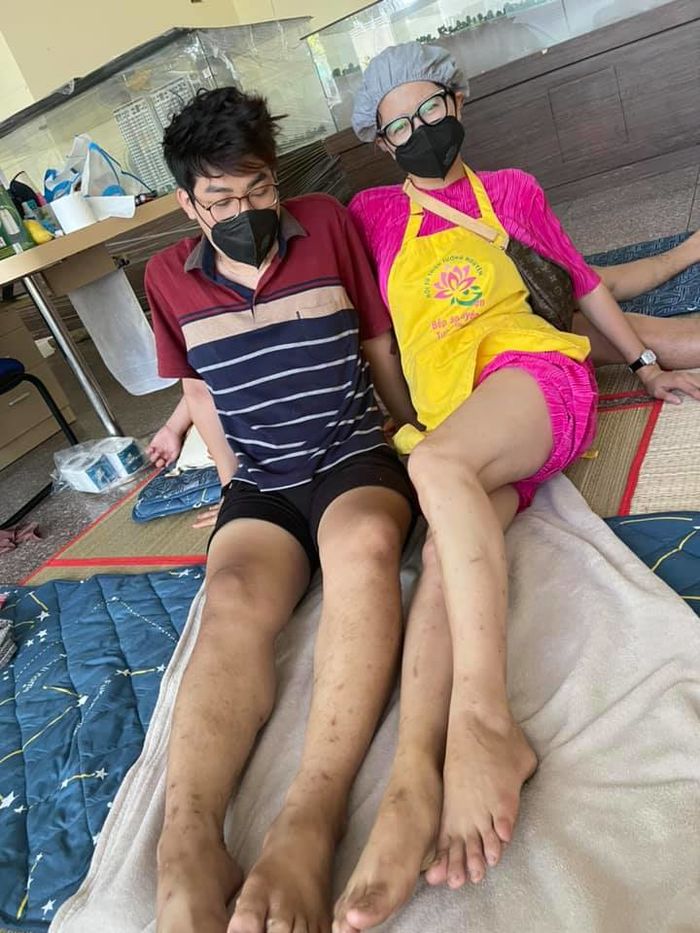 Sao Việt đi từ thiện mùa dịch: không nề hà khi nhan sắc xuống dốc