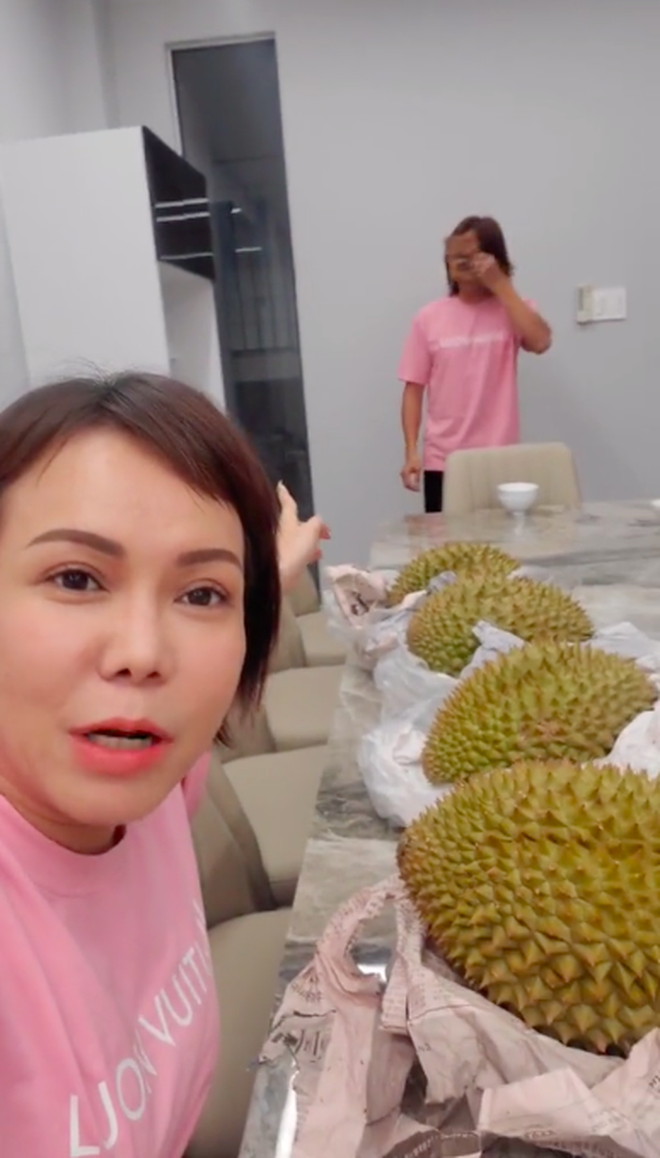 Tức lồng ngực nhìn sao Việt bổ sầu: H'Hen Niê như chặt dừa