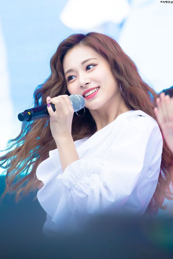Tzuyu (TWICE) nghi bị đối xử bất công: Không hề có ảnh tạp chí solo