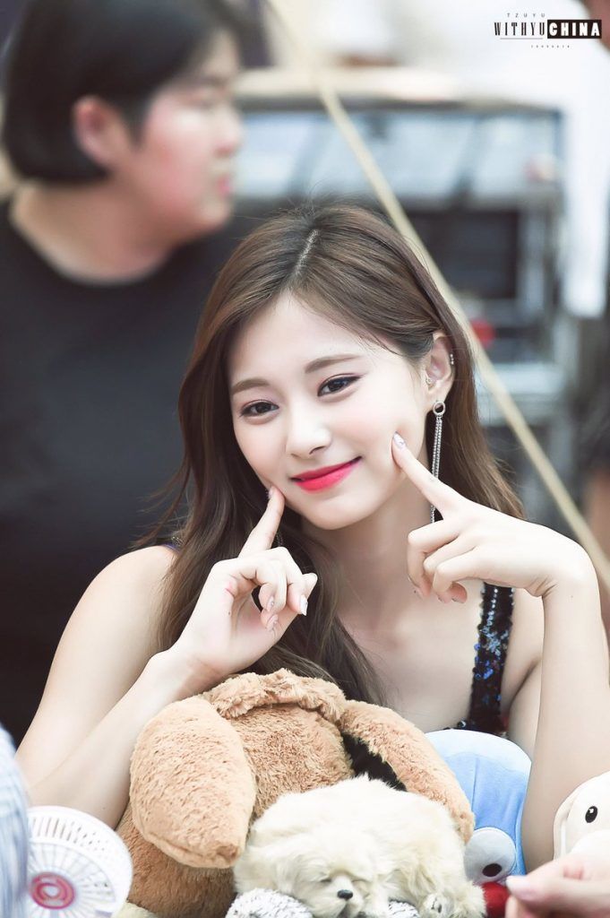 Tzuyu (TWICE) nghi bị đối xử bất công: Không hề có ảnh tạp chí solo