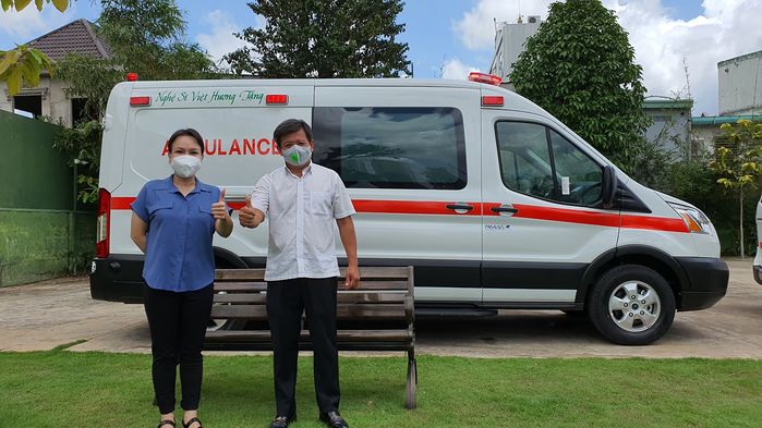 Việt Hương làm từ thiện: Tặng 4 xe tiền tỷ, thức chuyển gạo xuyên đêm