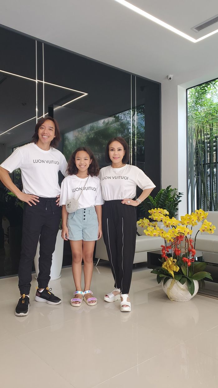 Việt Hương làm từ thiện: Tặng 4 xe tiền tỷ, thức chuyển gạo xuyên đêm