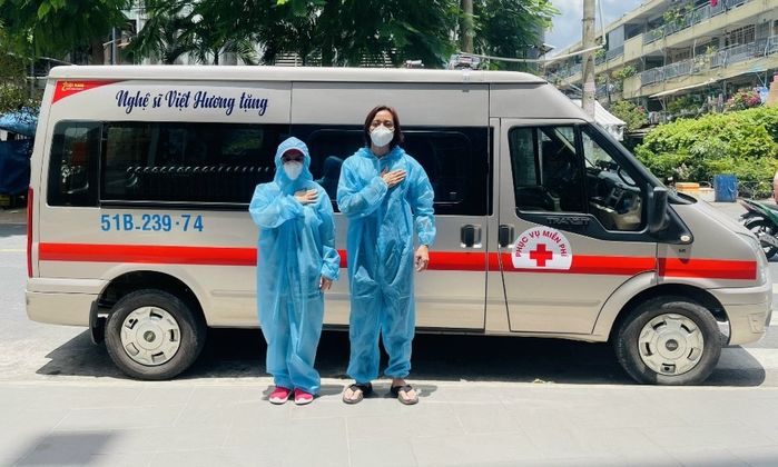 Việt Hương làm từ thiện: Tặng 4 xe tiền tỷ, thức chuyển gạo xuyên đêm