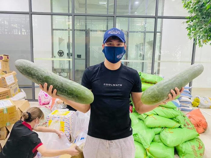 Vợ chồng sao Việt tấm lòng vàng được cả đôi: bị chửi cũng không nản