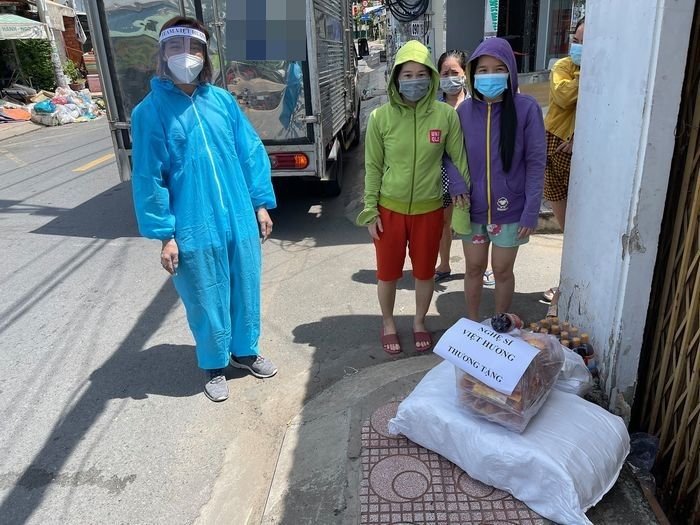 Vợ chồng sao Việt tấm lòng vàng được cả đôi: bị chửi cũng không nản