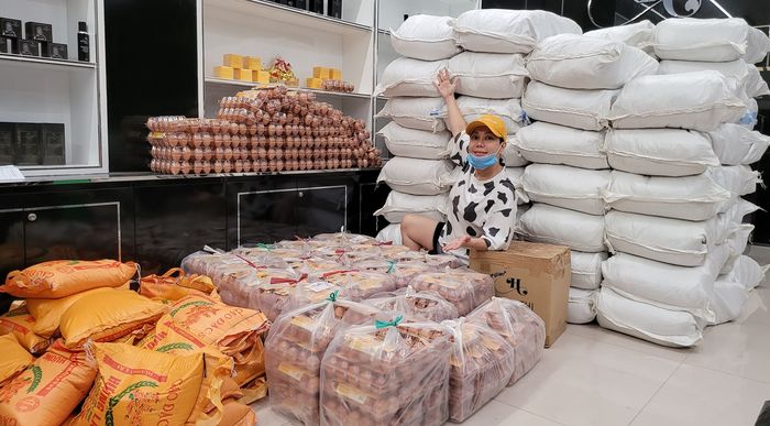 Vợ chồng sao Việt tấm lòng vàng được cả đôi: bị chửi cũng không nản