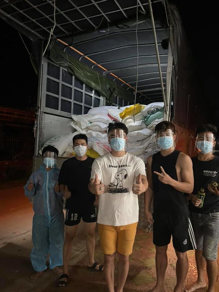 Vợ chồng sao Việt tấm lòng vàng được cả đôi: bị chửi cũng không nản