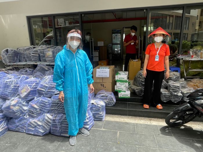 Vợ chồng sao Việt tấm lòng vàng được cả đôi: bị chửi cũng không nản