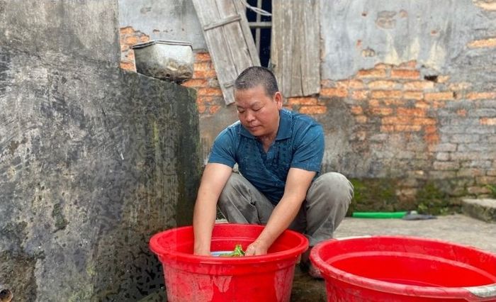 Vợ không qua khỏi trong lần sinh thứ 9, ông chồng đơn thân nuôi 8 con