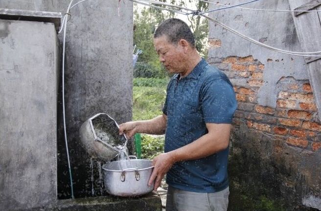 Vợ không qua khỏi trong lần sinh thứ 9, ông chồng đơn thân nuôi 8 con