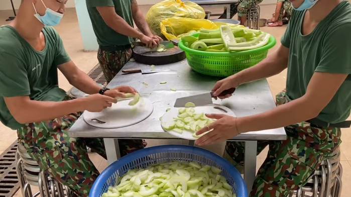 Xem cách bộ đội chiên trứng, thái thịt, thái rau: Chị em học hỏi nhé