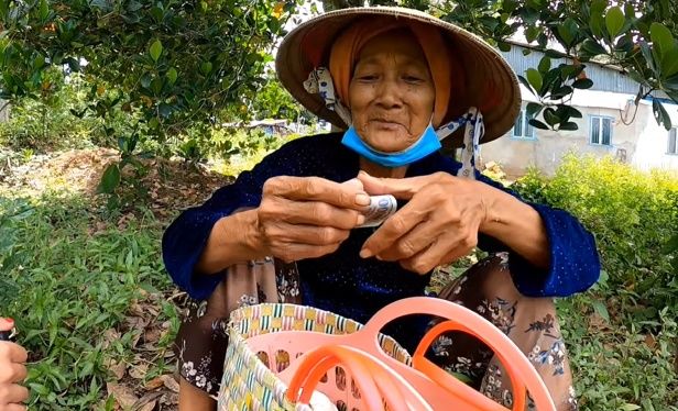 Xót xa bà cụ hái rau dại mưu sinh, còn bị kẻ gian cuỗm luôn chiếc nhẫn