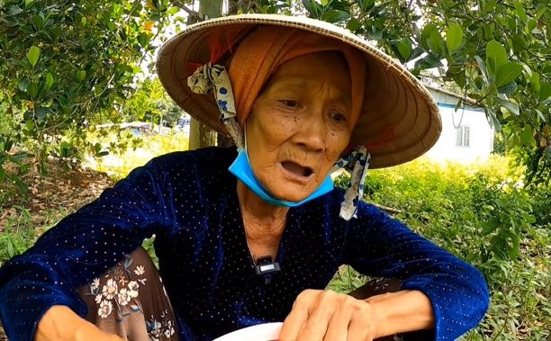 Xót xa bà cụ hái rau dại mưu sinh, còn bị kẻ gian cuỗm luôn chiếc nhẫn
