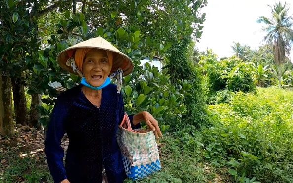 Xót xa bà cụ hái rau dại mưu sinh, còn bị kẻ gian cuỗm luôn chiếc nhẫn