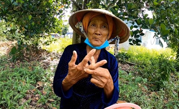Xót xa bà cụ hái rau dại mưu sinh, còn bị kẻ gian cuỗm luôn chiếc nhẫn