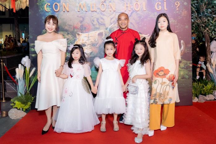 Xuân Lan tặng quà sinh nhật Lavie, dặn mọi người đừng thương hại bé