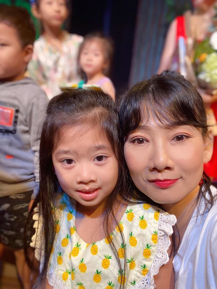 Xuân Lan tặng quà sinh nhật Lavie, dặn mọi người đừng thương hại bé