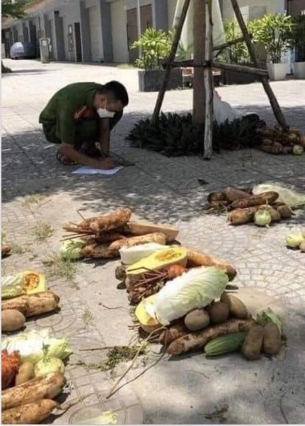 Xúc động: Anh công an ngồi vỉa hè tận tụy tính khẩu phần ăn cho dân